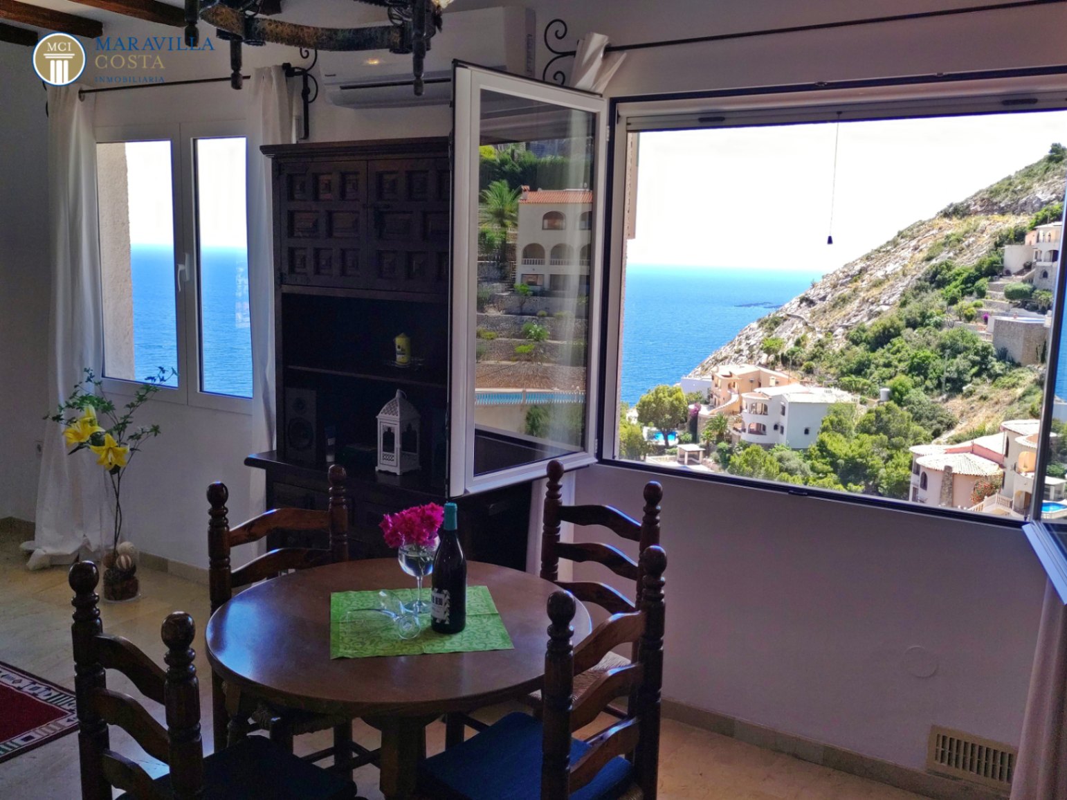 Villa con tres apartamentos y sensacionales vistas al mar en Calpe