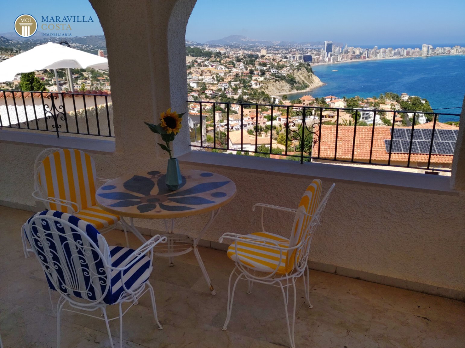 Villa con tres apartamentos y sensacionales vistas al mar en Calpe