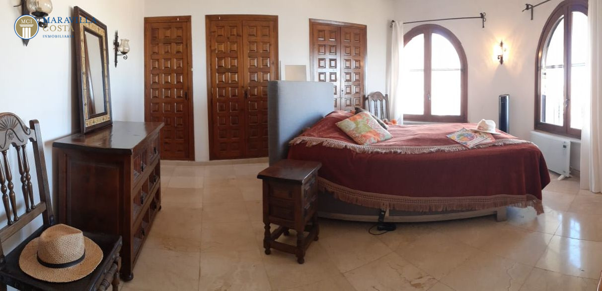 Villa con tres apartamentos y sensacionales vistas al mar en Calpe