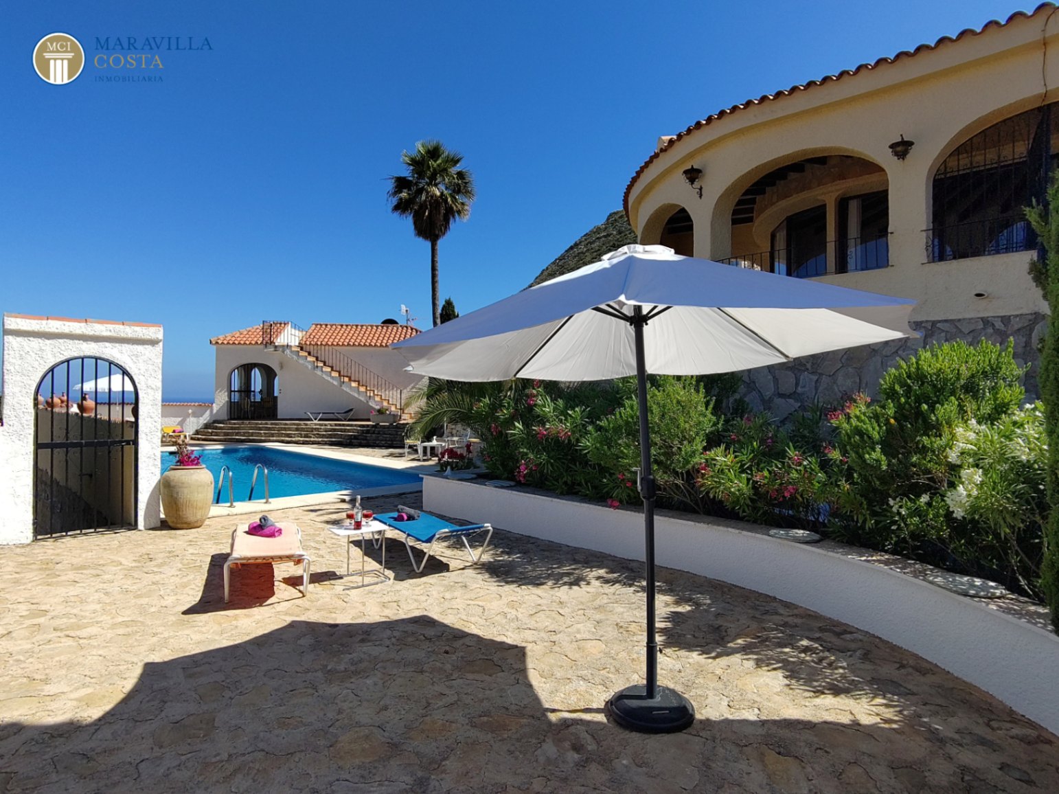 Villa con tres apartamentos y sensacionales vistas al mar en Calpe