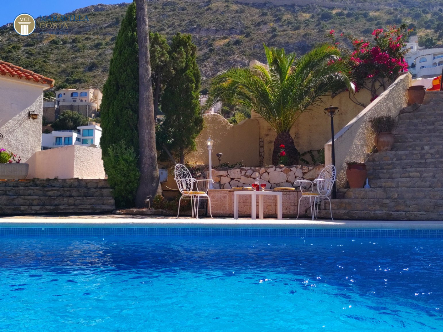 Villa con tres apartamentos y sensacionales vistas al mar en Calpe