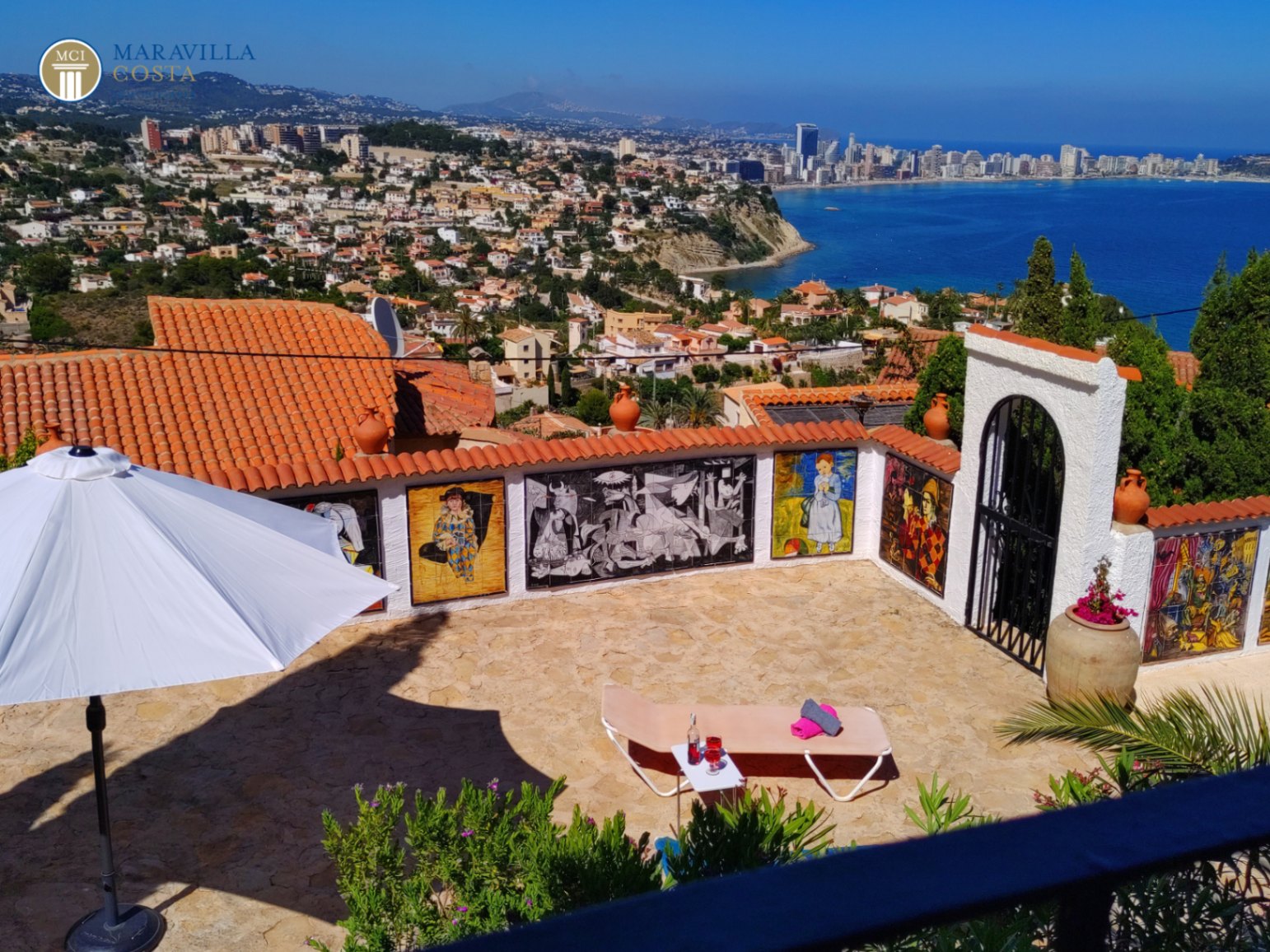 Villa con tres apartamentos y sensacionales vistas al mar en Calpe