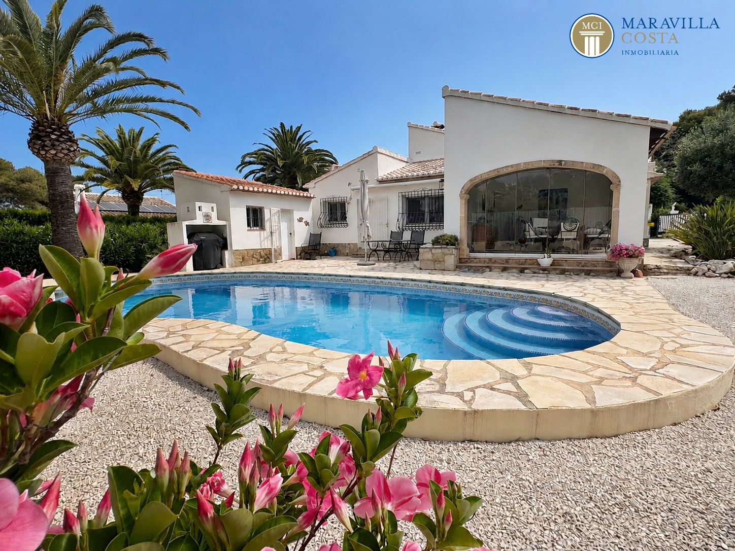 Acogedora y soleada villa con jardín mediterráneo, piscina y una espectacular naya en venta en Jávea (Alicante)