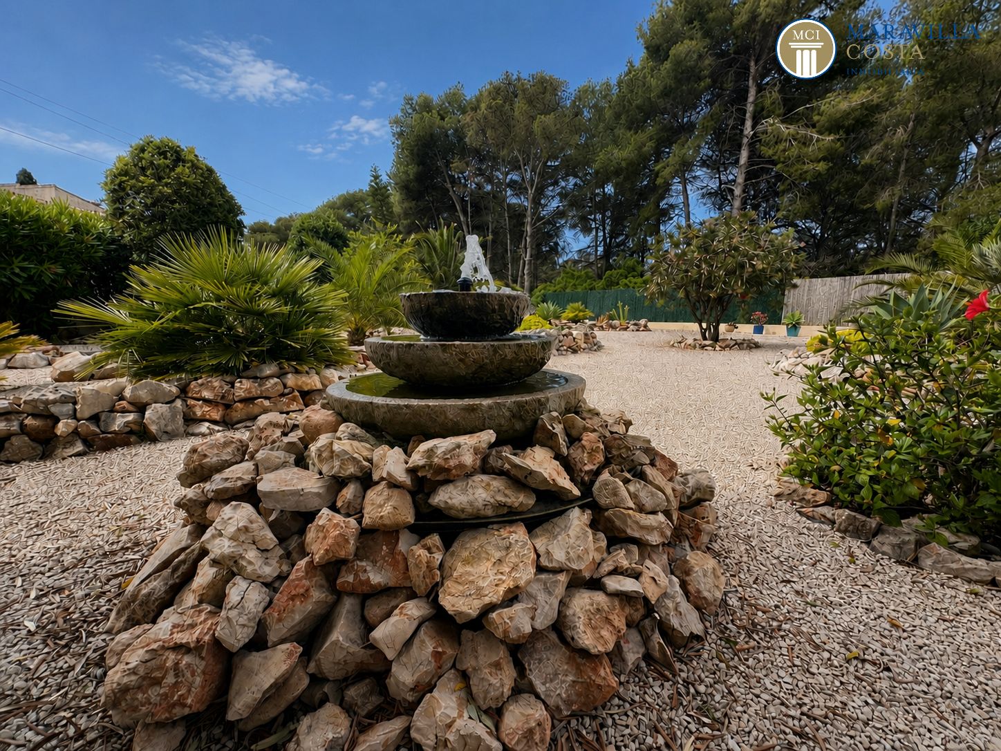 Acogedora y soleada villa con jardín mediterráneo, piscina y una espectacular naya en venta en Jávea (Alicante)