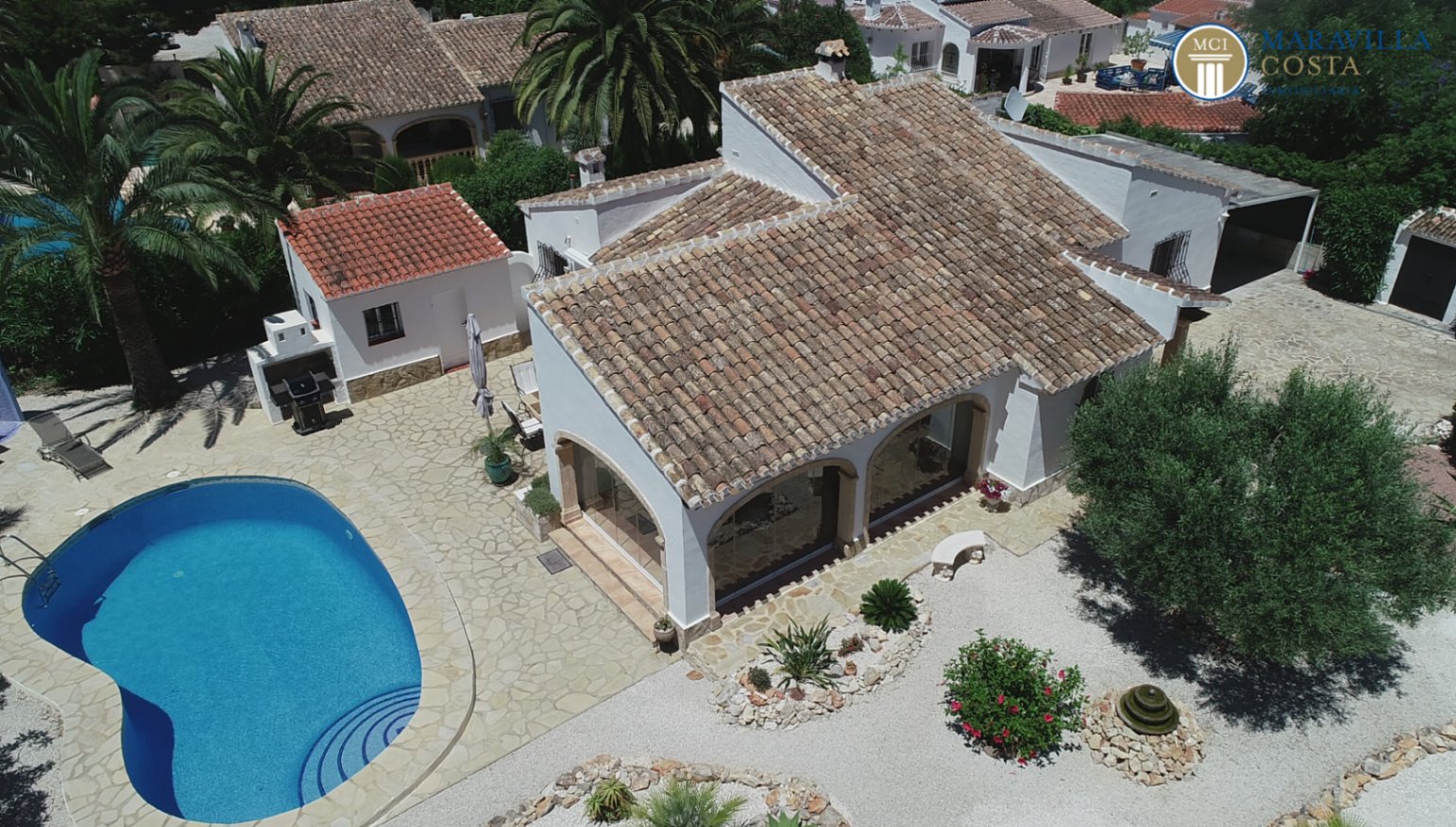 Acogedora y soleada villa con jardín mediterráneo, piscina y una espectacular naya en venta en Jávea (Alicante)