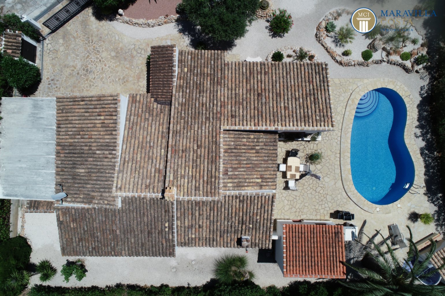 Acogedora y soleada villa con jardín mediterráneo, piscina y una espectacular naya en venta en Jávea (Alicante)