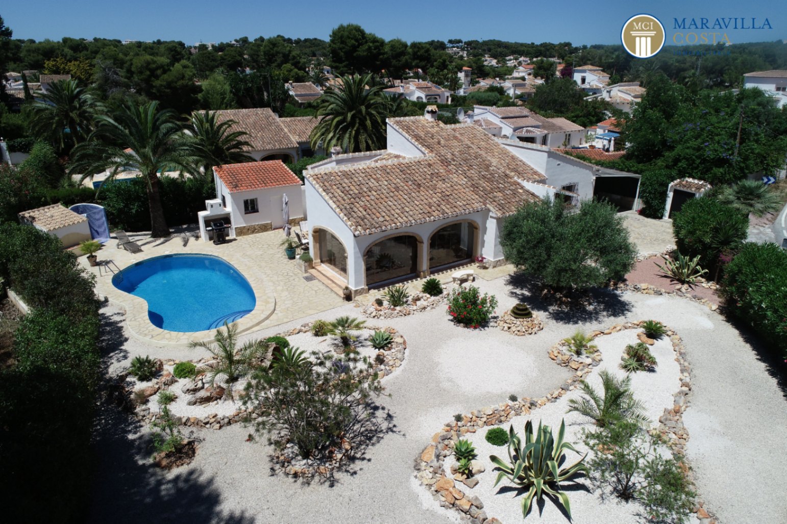 Acogedora y soleada villa con jardín mediterráneo, piscina y una espectacular naya en venta en Jávea (Alicante)