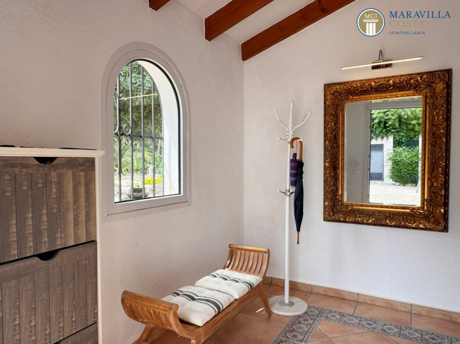Acogedora y soleada villa con jardín mediterráneo, piscina y una espectacular naya en venta en Jávea (Alicante)