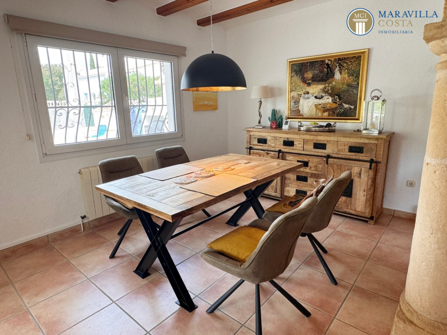 Acogedora y soleada villa con jardín mediterráneo, piscina y una espectacular naya en venta en Jávea (Alicante)