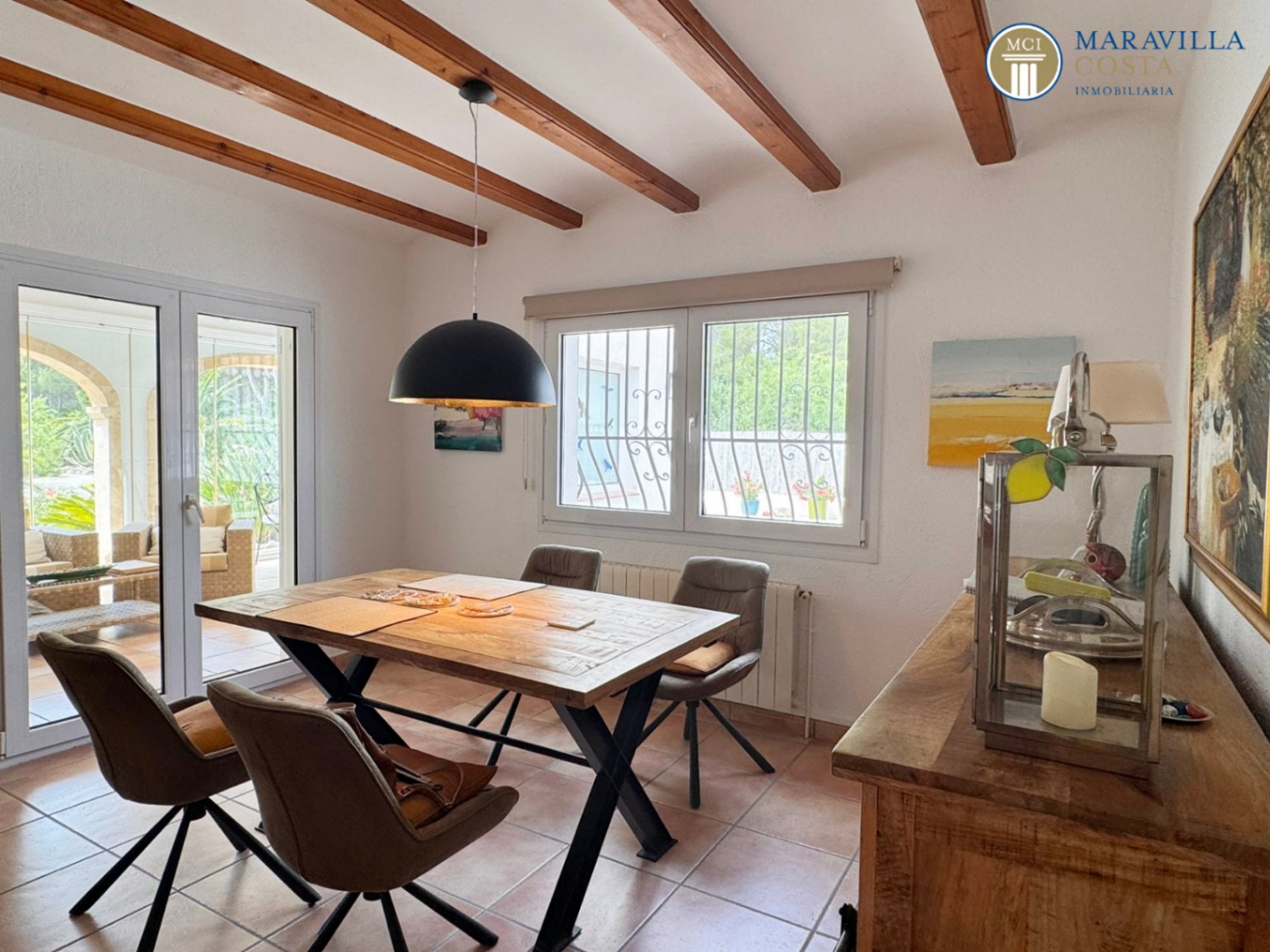 Acogedora y soleada villa con jardín mediterráneo, piscina y una espectacular naya en venta en Jávea (Alicante)