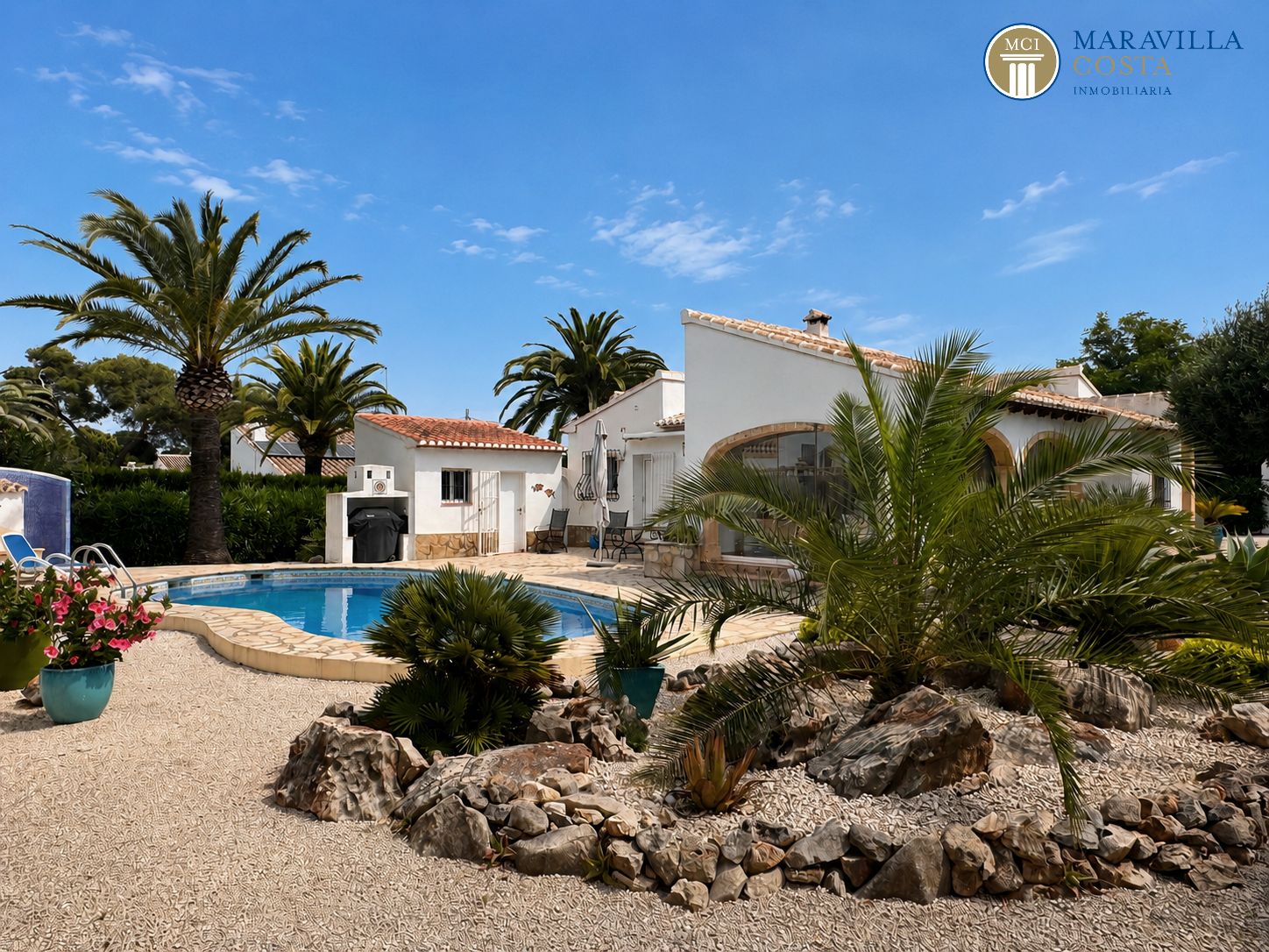 Acogedora y soleada villa con jardín mediterráneo, piscina y una espectacular naya en venta en Jávea (Alicante)