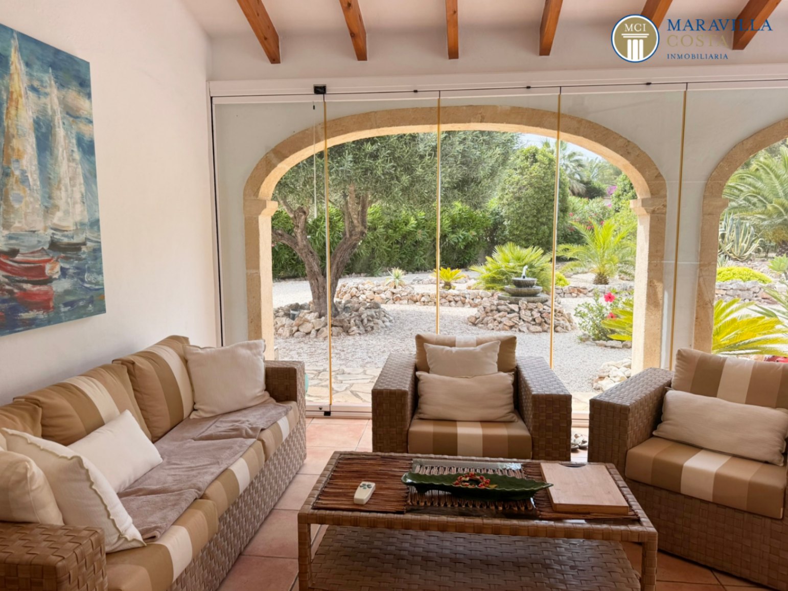 Acogedora y soleada villa con jardín mediterráneo, piscina y una espectacular naya en venta en Jávea (Alicante)