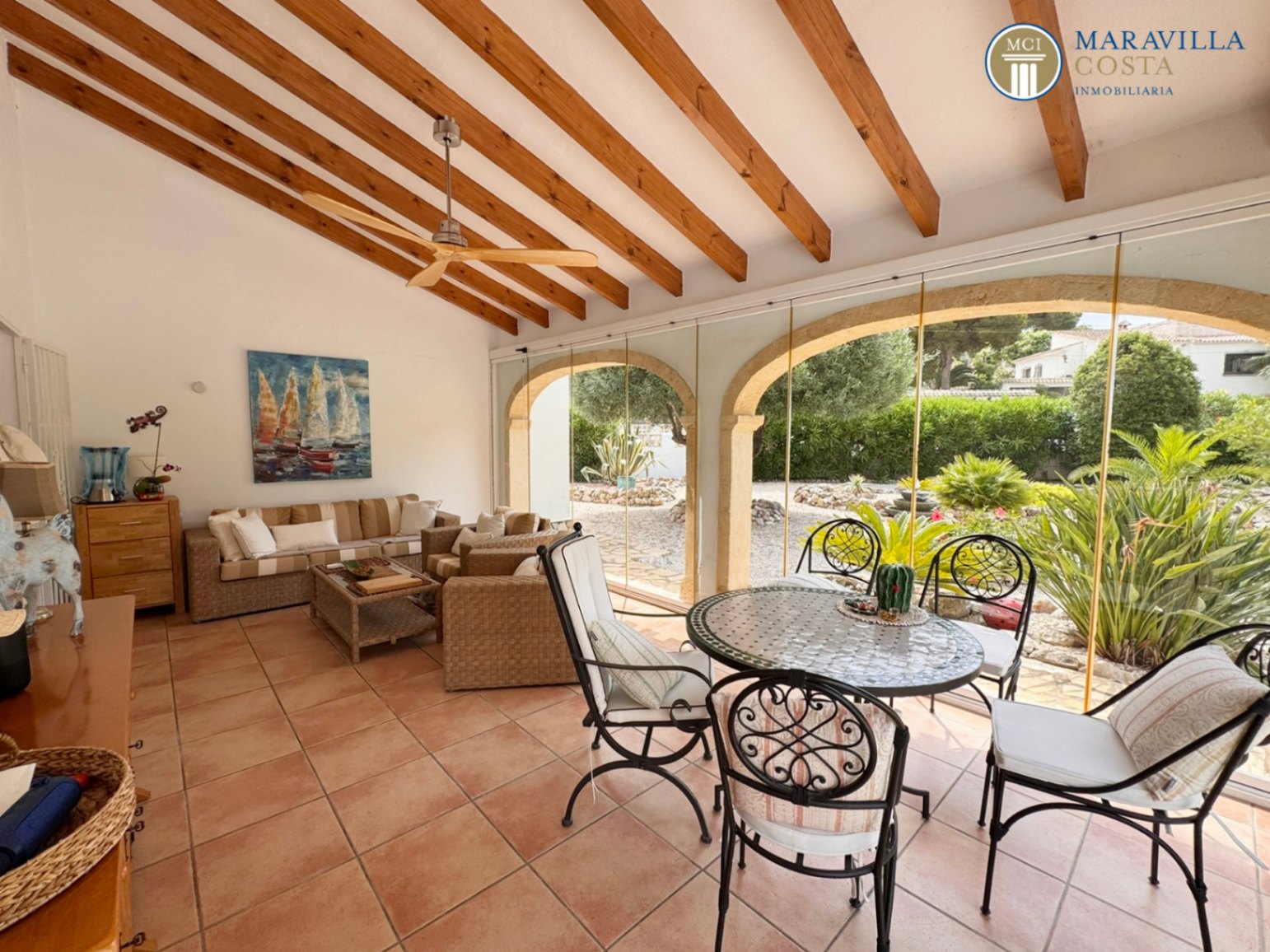 Acogedora y soleada villa con jardín mediterráneo, piscina y una espectacular naya en venta en Jávea (Alicante)