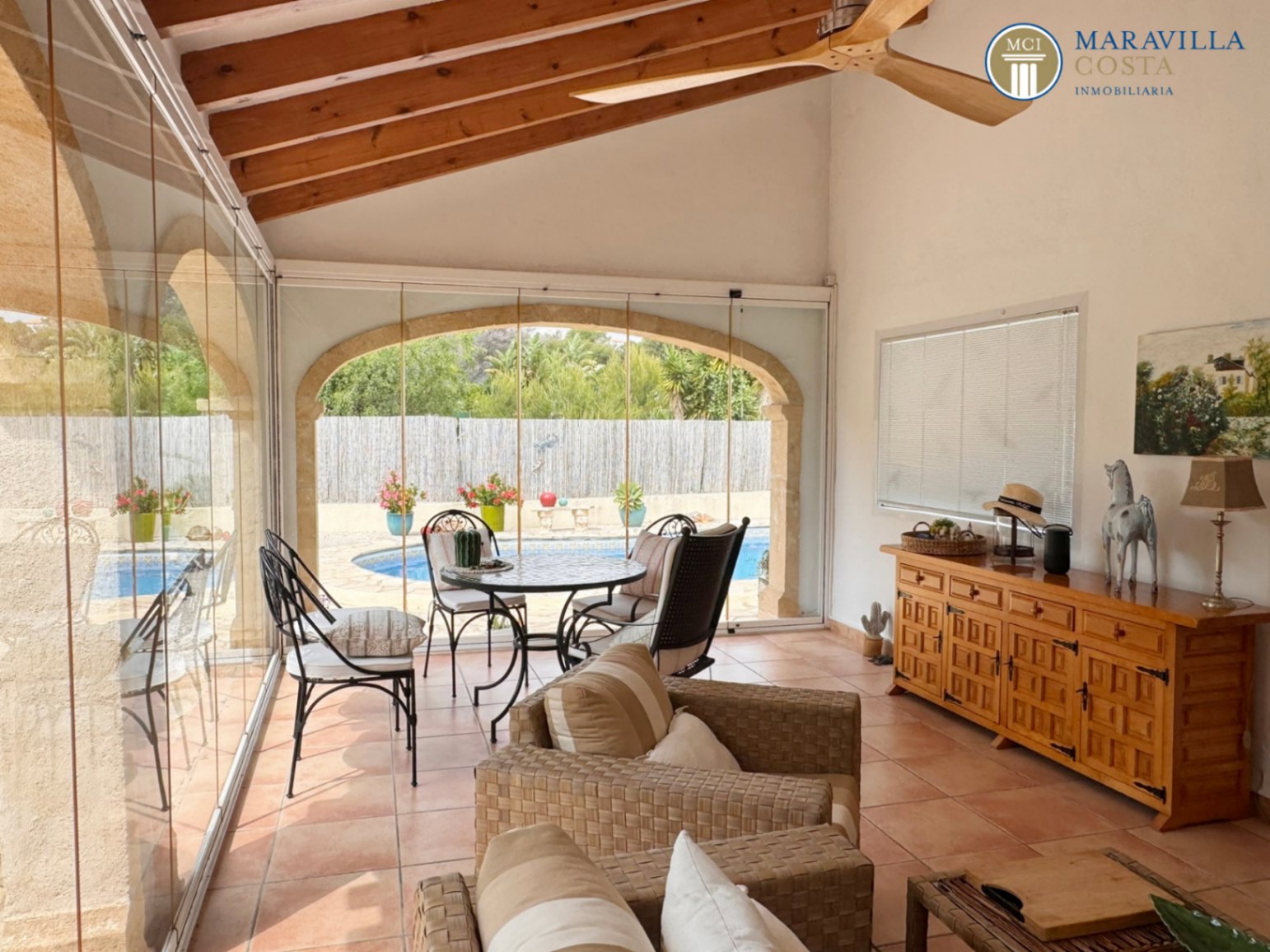 Acogedora y soleada villa con jardín mediterráneo, piscina y una espectacular naya en venta en Jávea (Alicante)