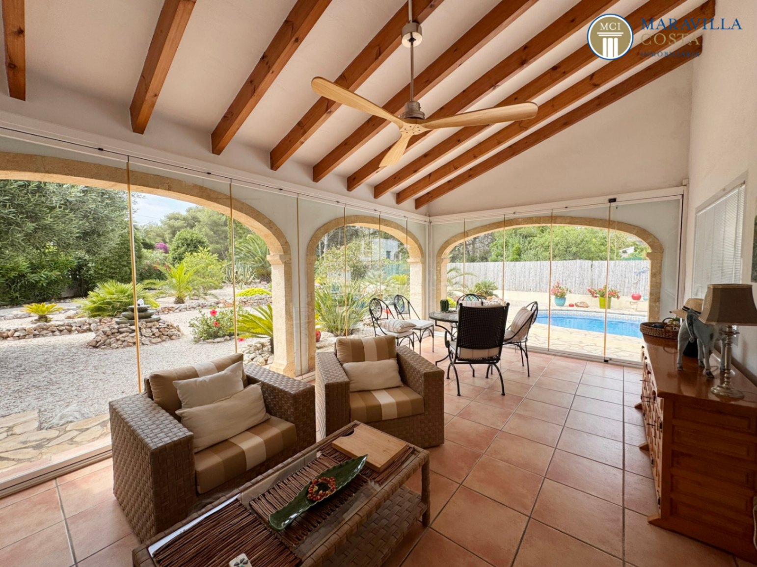 Acogedora y soleada villa con jardín mediterráneo, piscina y una espectacular naya en venta en Jávea (Alicante)