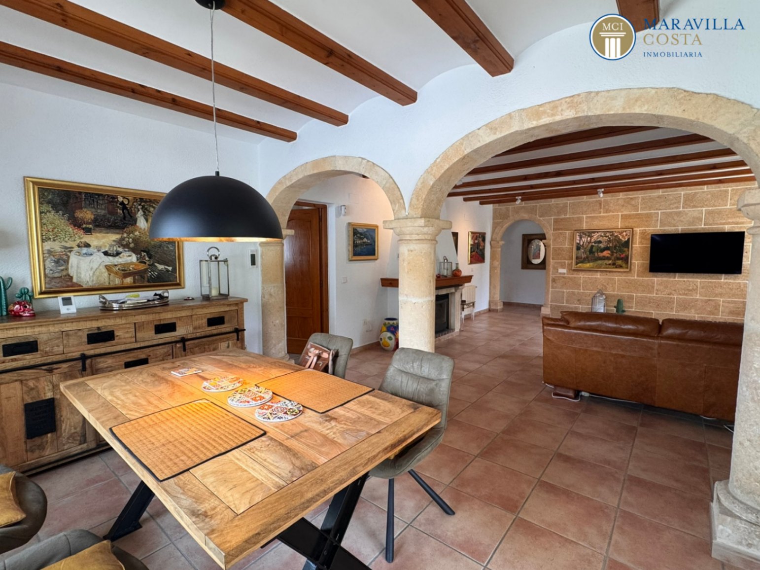 Acogedora y soleada villa con jardín mediterráneo, piscina y una espectacular naya en venta en Jávea (Alicante)