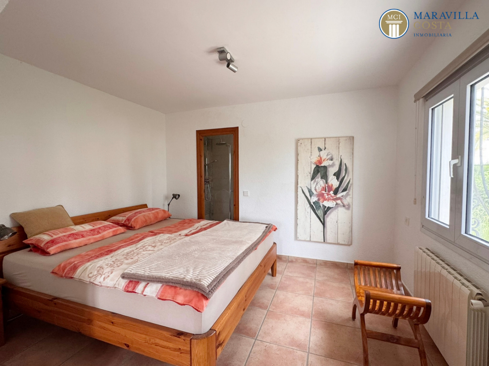 Acogedora y soleada villa con jardín mediterráneo, piscina y una espectacular naya en venta en Jávea (Alicante)