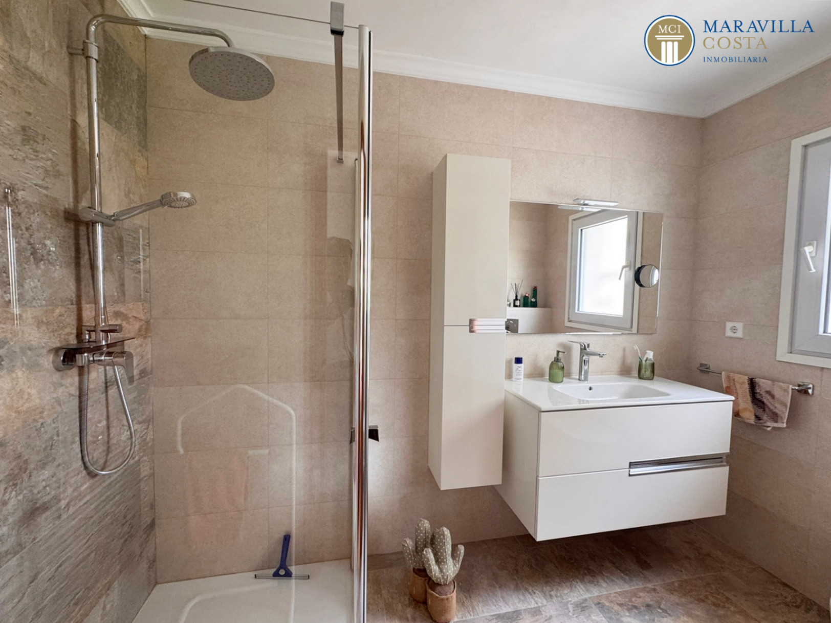Acogedora y soleada villa con jardín mediterráneo, piscina y una espectacular naya en venta en Jávea (Alicante)