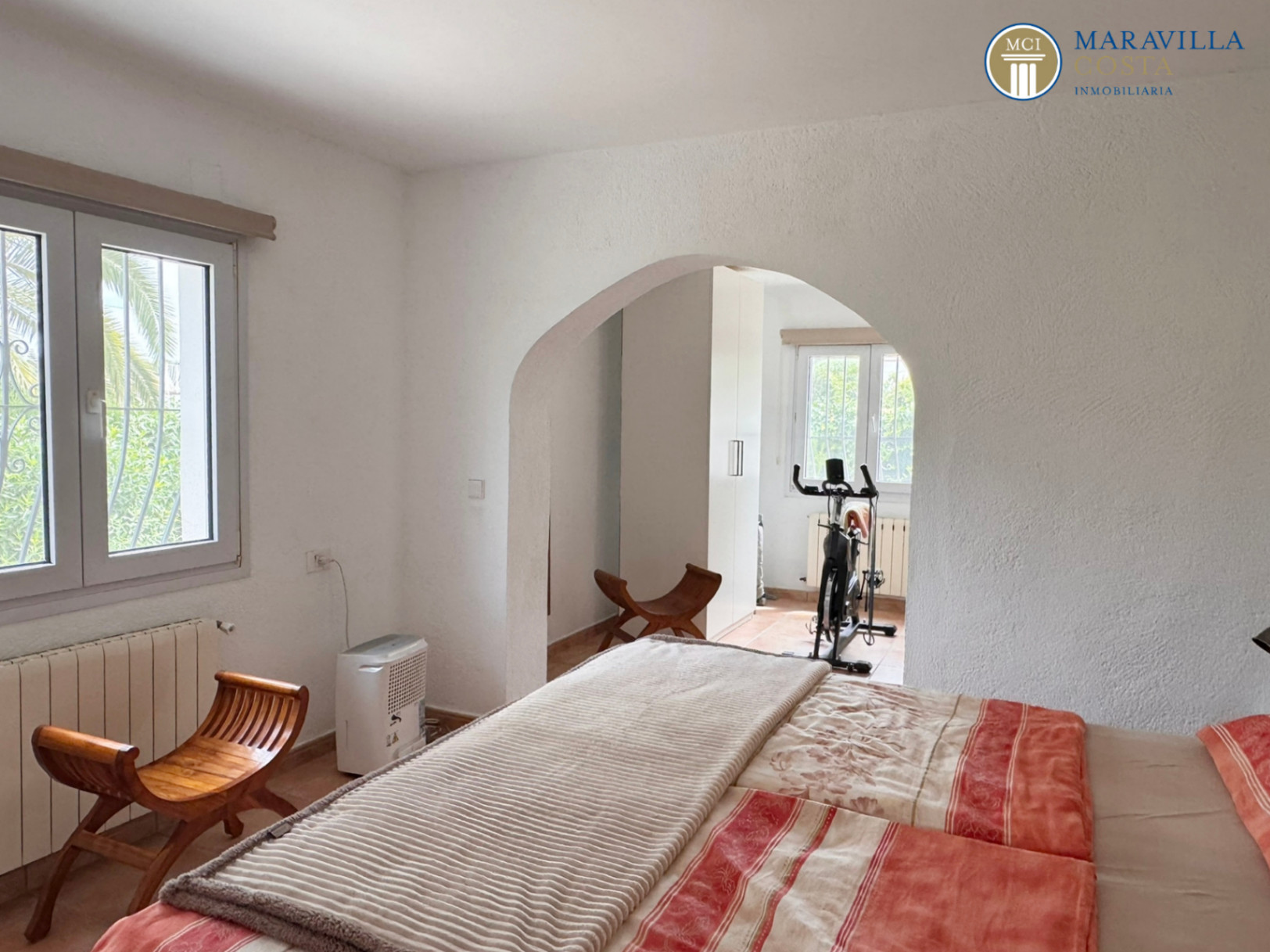Acogedora y soleada villa con jardín mediterráneo, piscina y una espectacular naya en venta en Jávea (Alicante)