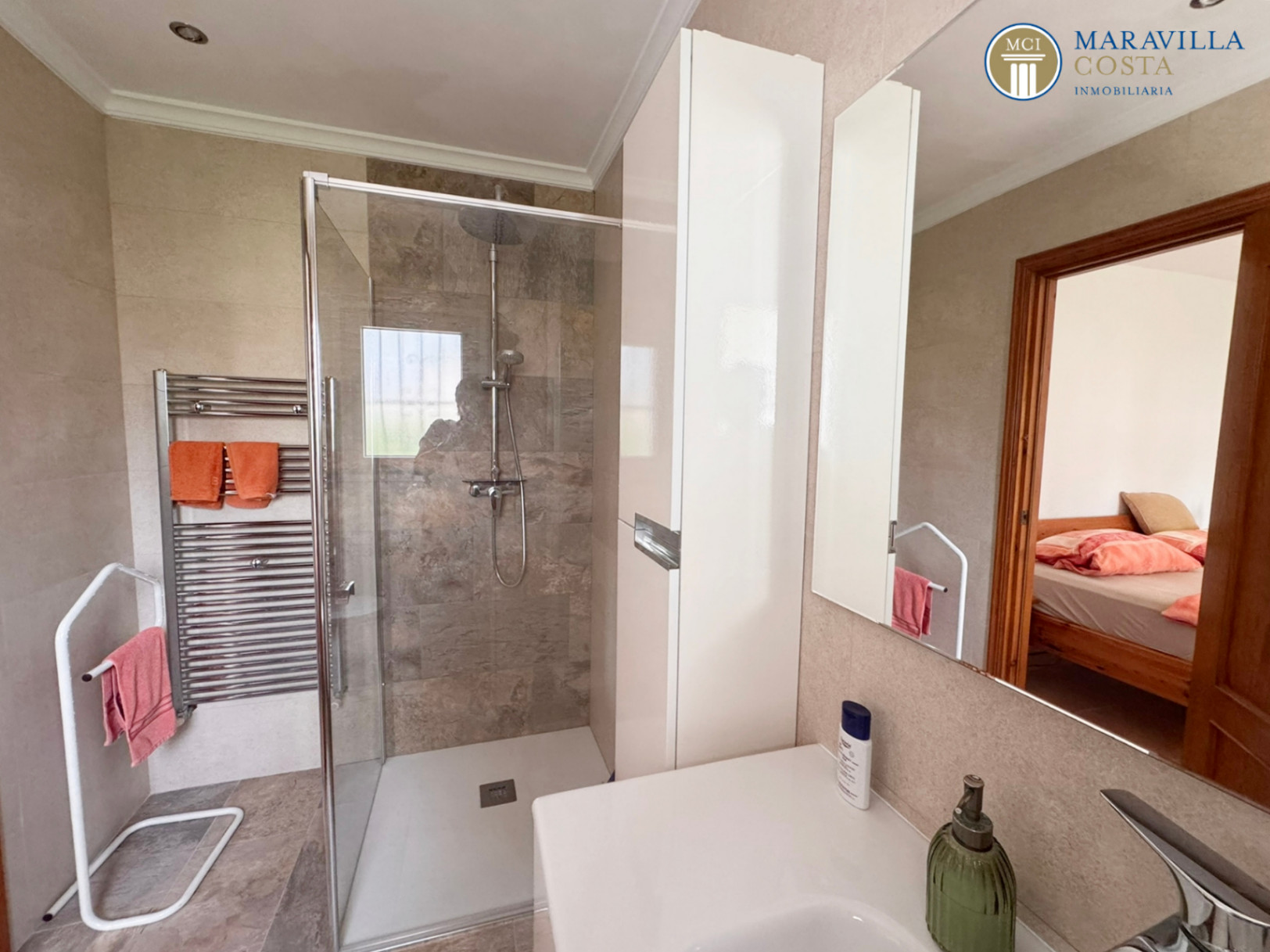 Acogedora y soleada villa con jardín mediterráneo, piscina y una espectacular naya en venta en Jávea (Alicante)