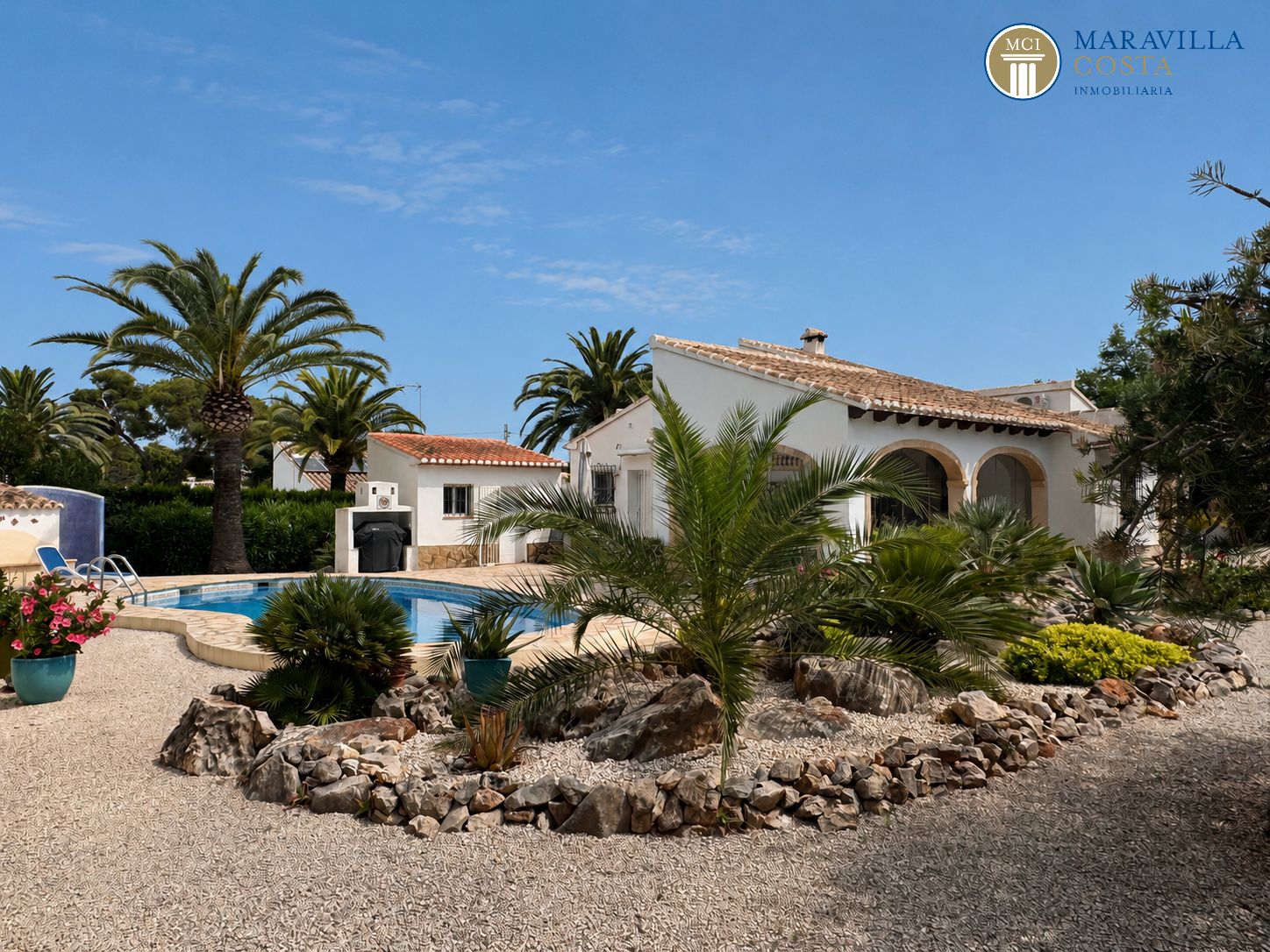 Acogedora y soleada villa con jardín mediterráneo, piscina y una espectacular naya en venta en Jávea (Alicante)