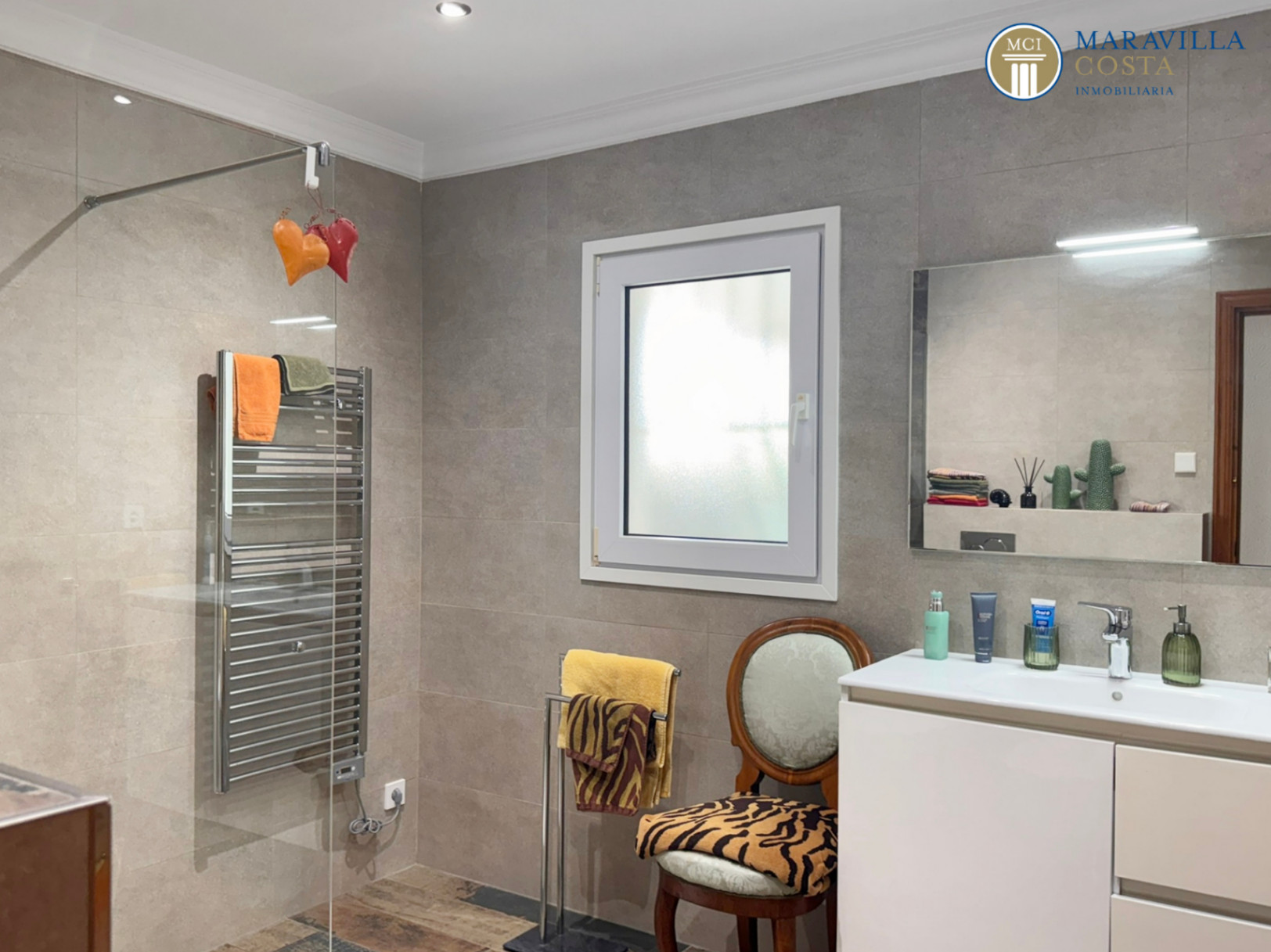 Acogedora y soleada villa con jardín mediterráneo, piscina y una espectacular naya en venta en Jávea (Alicante)
