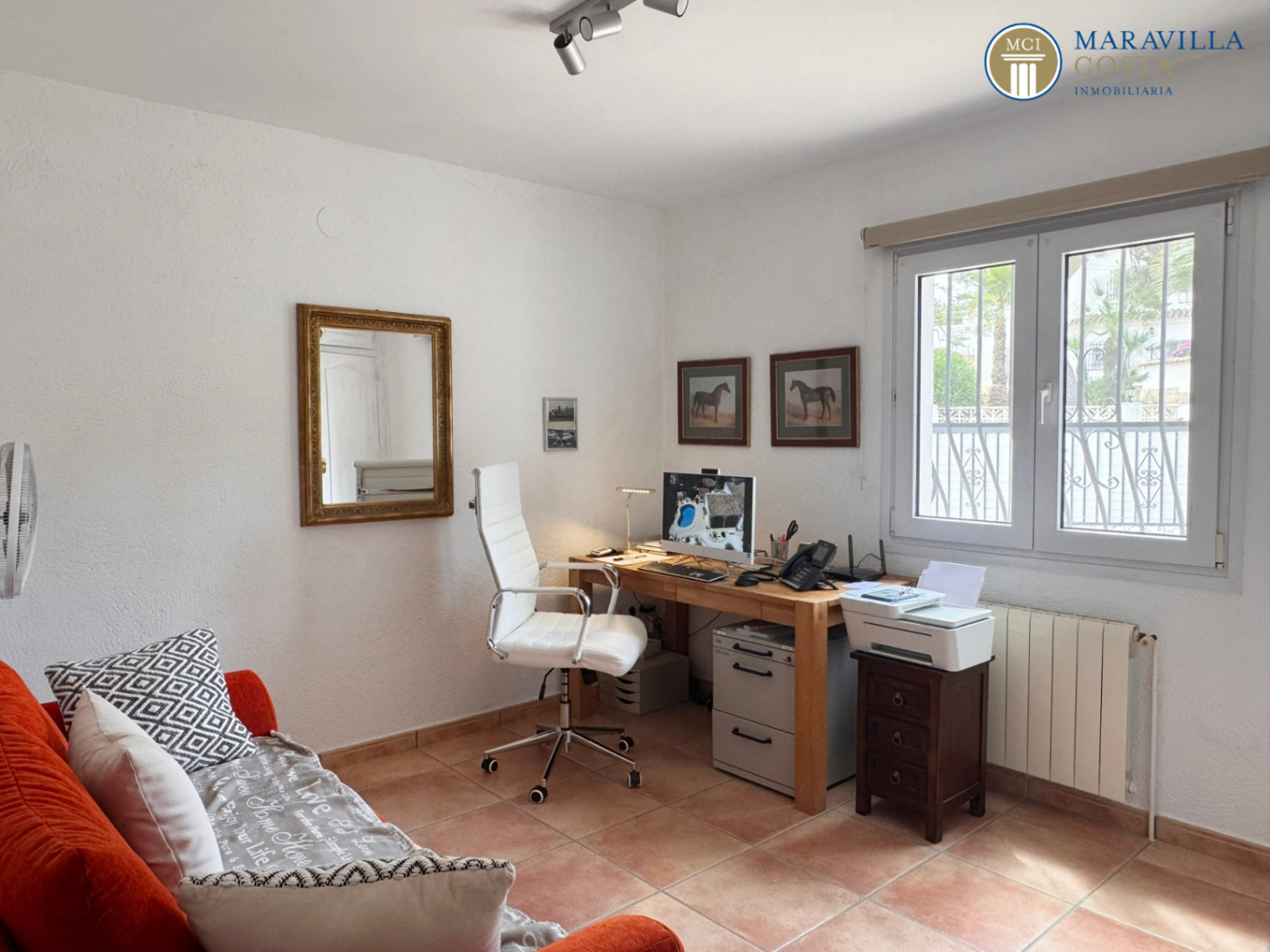 Acogedora y soleada villa con jardín mediterráneo, piscina y una espectacular naya en venta en Jávea (Alicante)