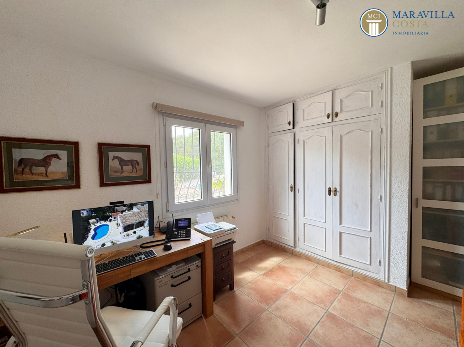 Acogedora y soleada villa con jardín mediterráneo, piscina y una espectacular naya en venta en Jávea (Alicante)