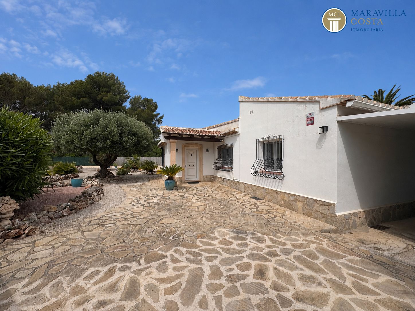 Acogedora y soleada villa con jardín mediterráneo, piscina y una espectacular naya en venta en Jávea (Alicante)