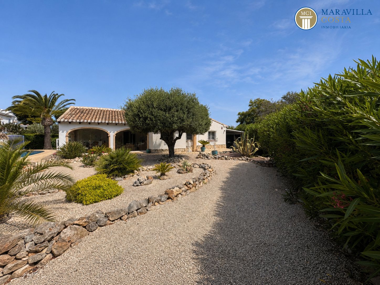 Acogedora y soleada villa con jardín mediterráneo, piscina y una espectacular naya en venta en Jávea (Alicante)