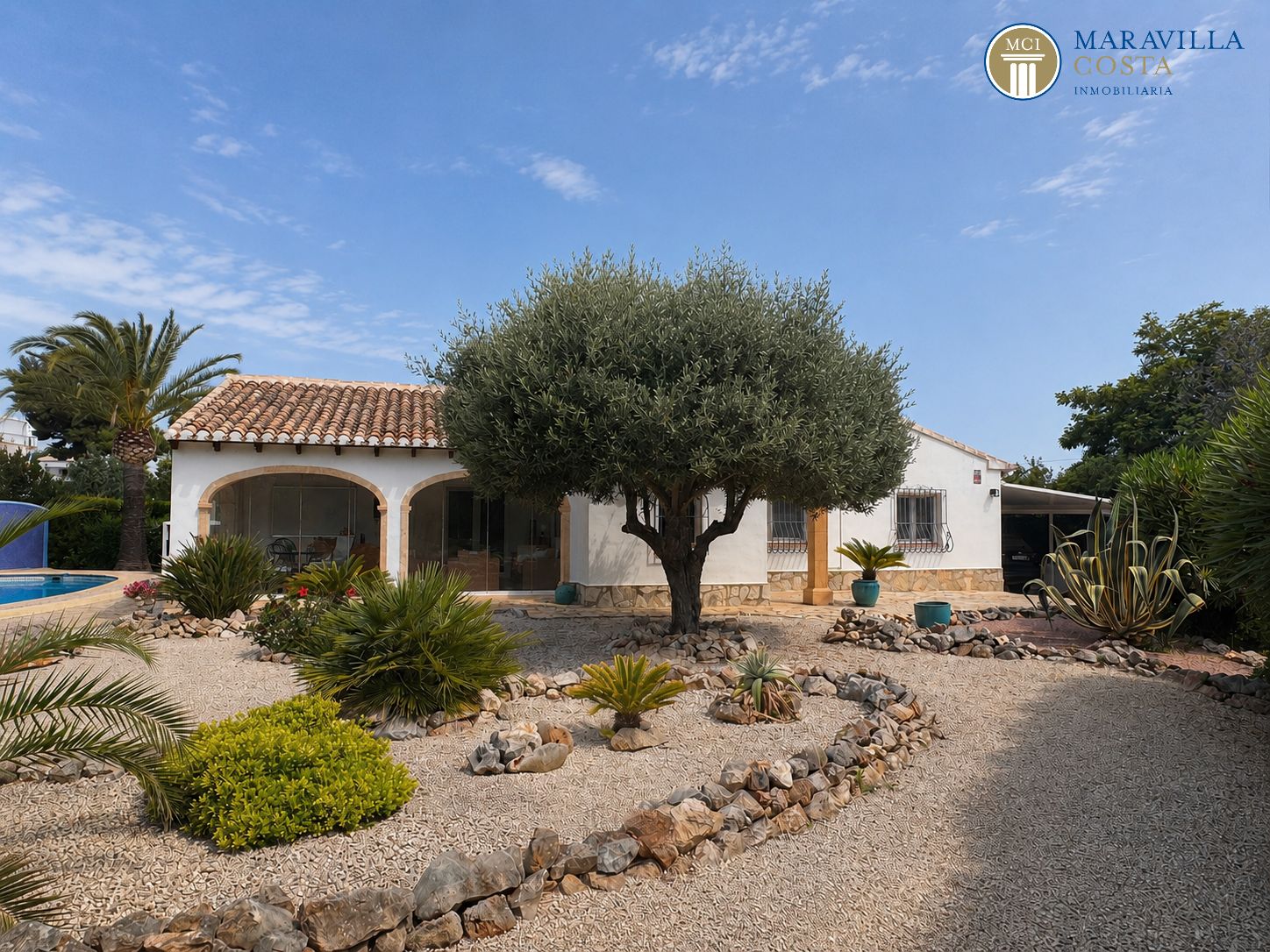 Acogedora y soleada villa con jardín mediterráneo, piscina y una espectacular naya en venta en Jávea (Alicante)