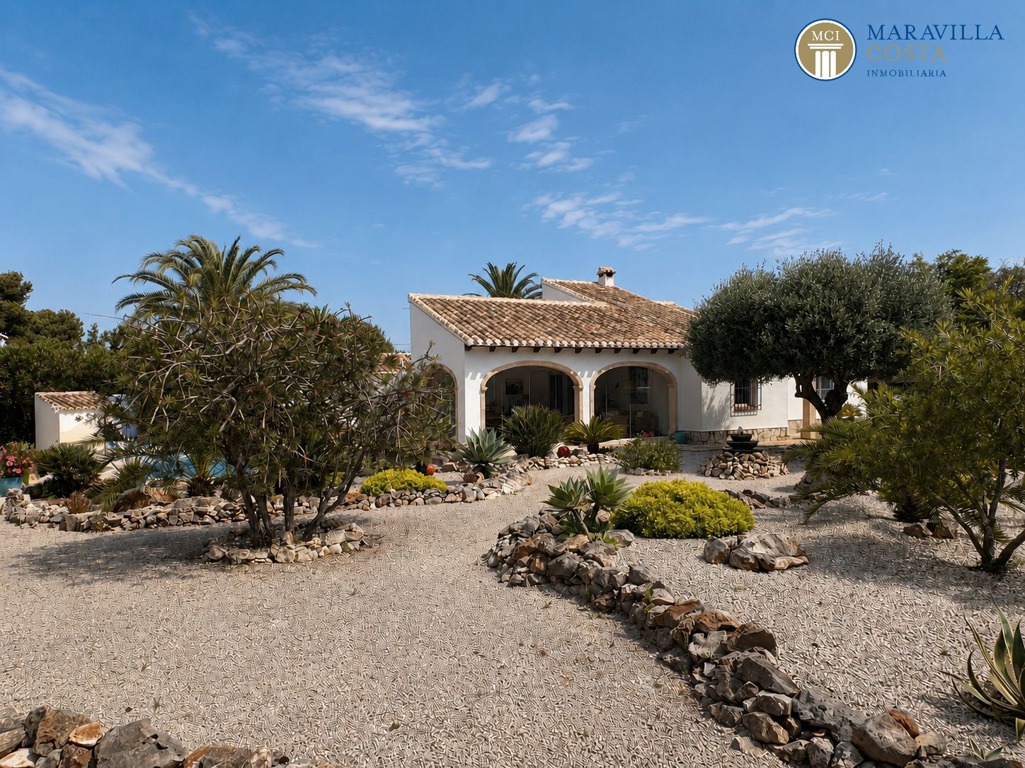 Acogedora y soleada villa con jardín mediterráneo, piscina y una espectacular naya en venta en Jávea (Alicante)