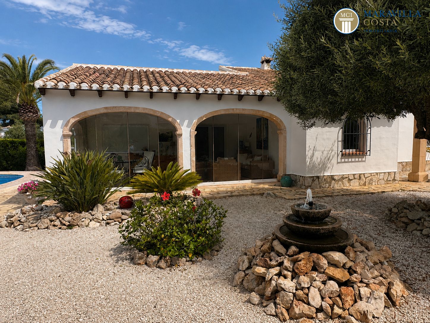 Acogedora y soleada villa con jardín mediterráneo, piscina y una espectacular naya en venta en Jávea (Alicante)