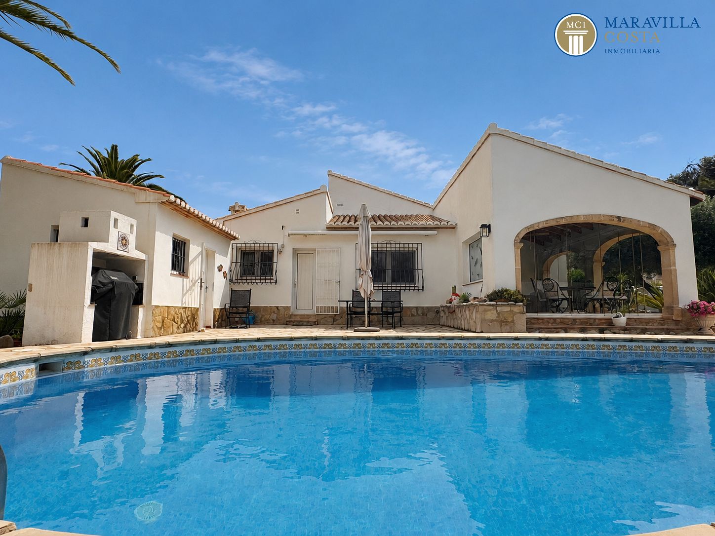 Acogedora y soleada villa con jardín mediterráneo, piscina y una espectacular naya en venta en Jávea (Alicante)