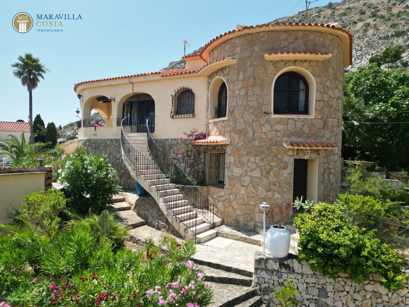 Villa con tres apartamentos y sensacionales vistas al mar en Calpe
