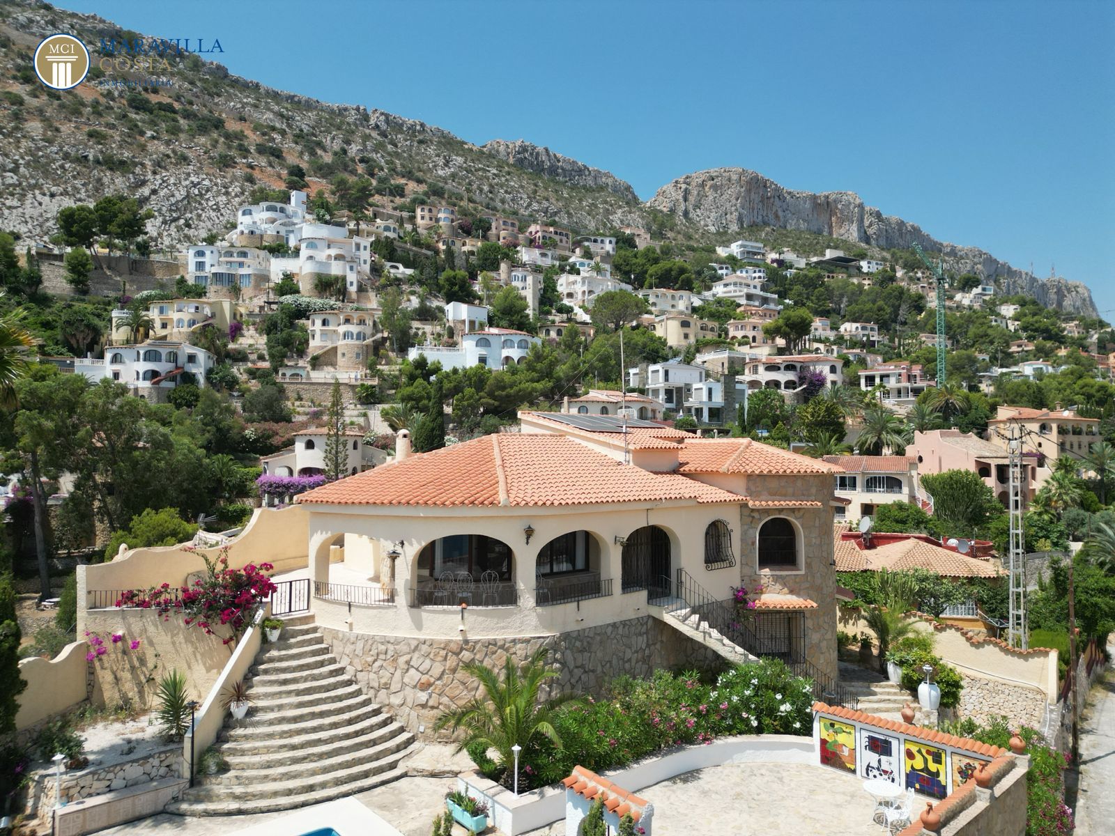 Villa con tres apartamentos y sensacionales vistas al mar en Calpe
