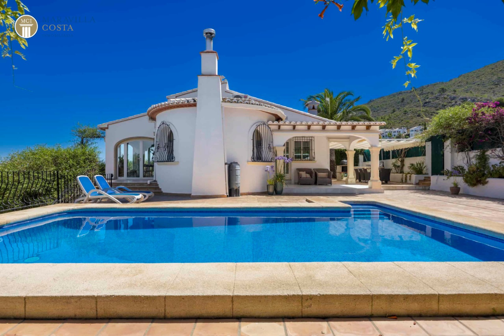 Encantadora villa de estilo mediterráneo con vistas panorámicas 