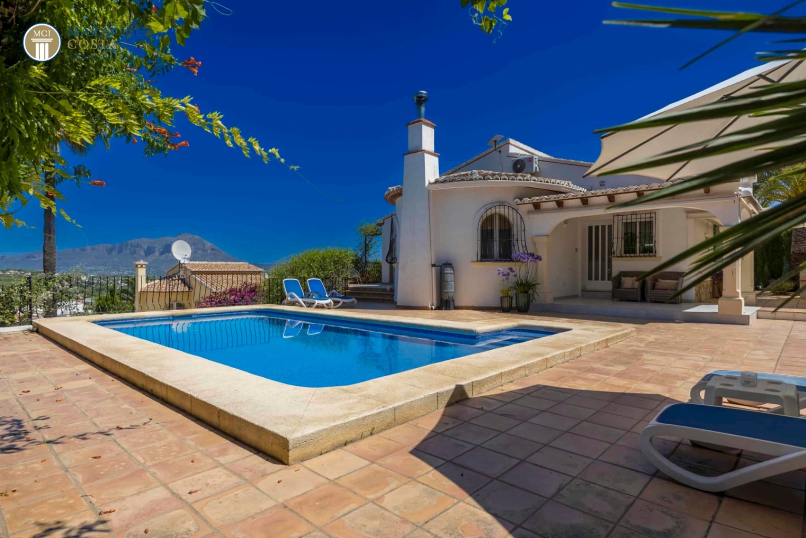Encantadora villa de estilo mediterráneo con vistas panorámicas 