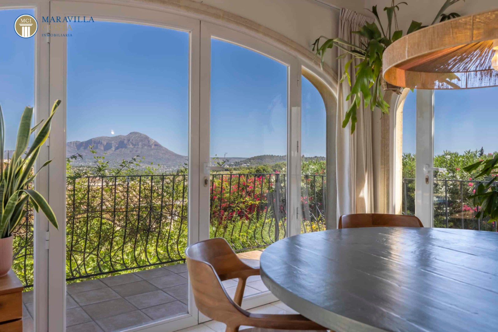 Encantadora villa de estilo mediterráneo con vistas panorámicas 