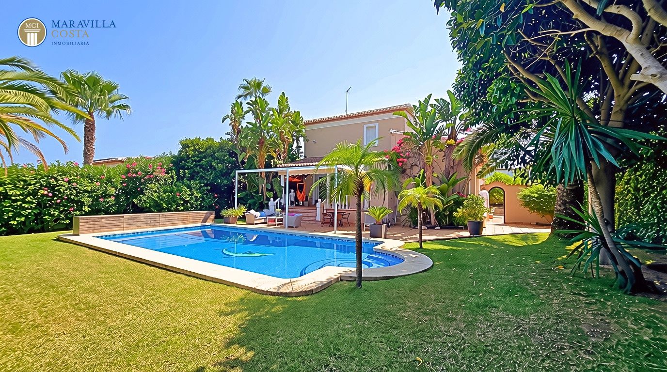 Villa amplia y elegante de estilo mediterráneo