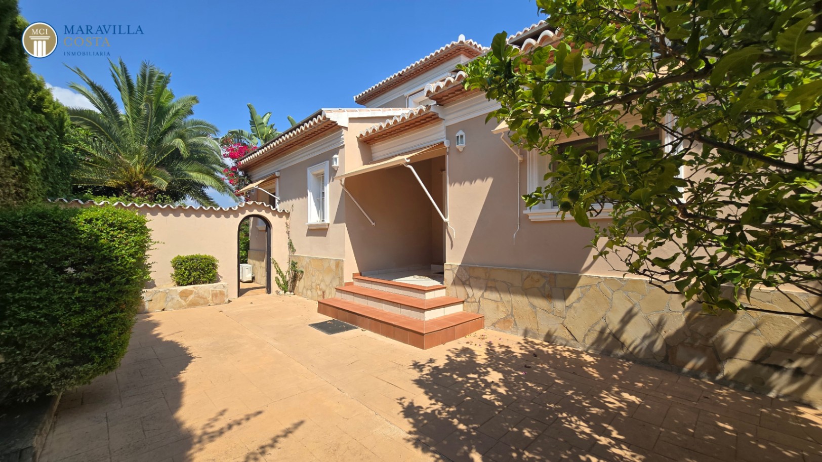 Villa amplia y elegante de estilo mediterráneo