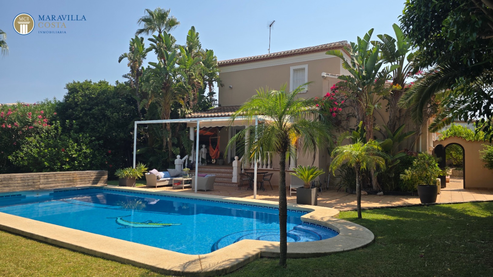 Villa amplia y elegante de estilo mediterráneo