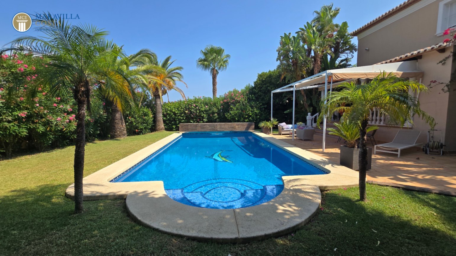 Villa amplia y elegante de estilo mediterráneo