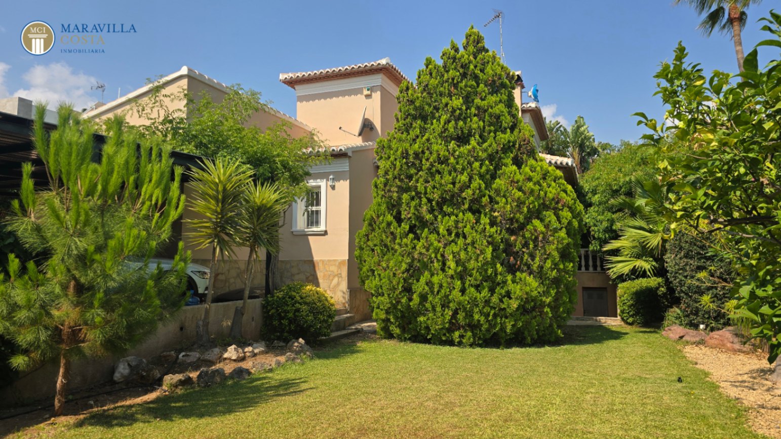 Villa amplia y elegante de estilo mediterráneo