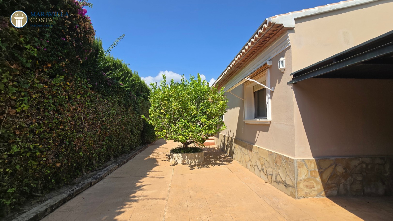 Villa amplia y elegante de estilo mediterráneo