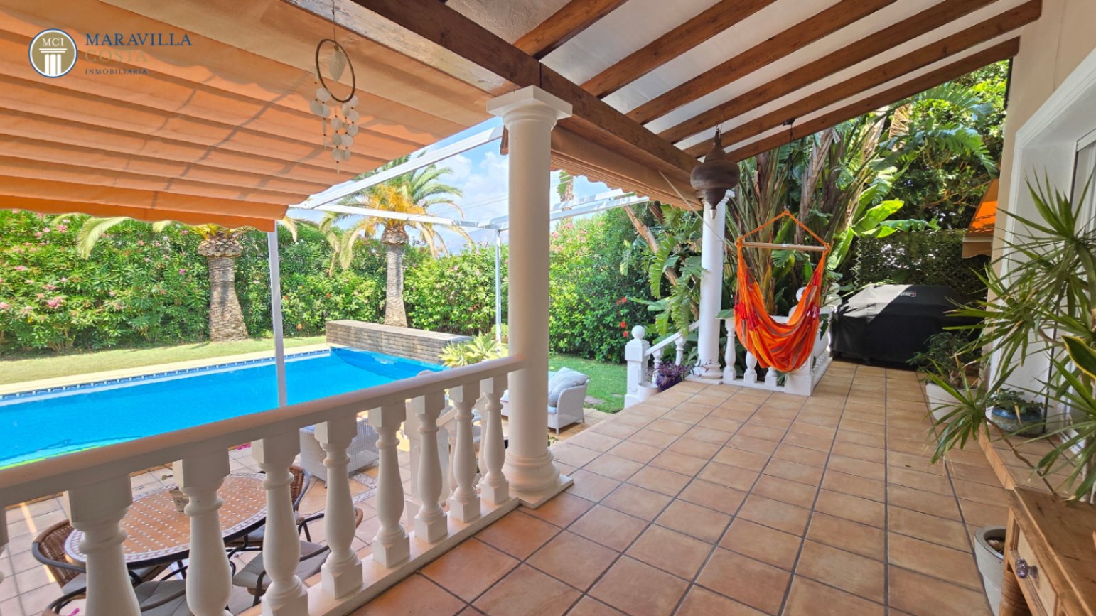 Villa amplia y elegante de estilo mediterráneo