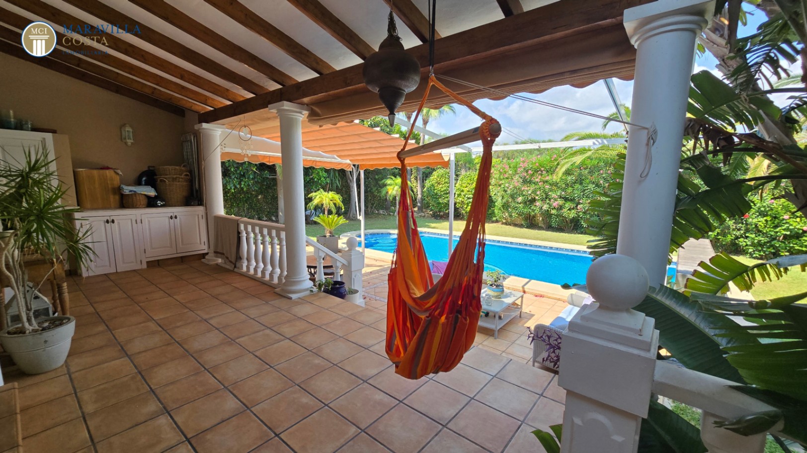 Villa amplia y elegante de estilo mediterráneo