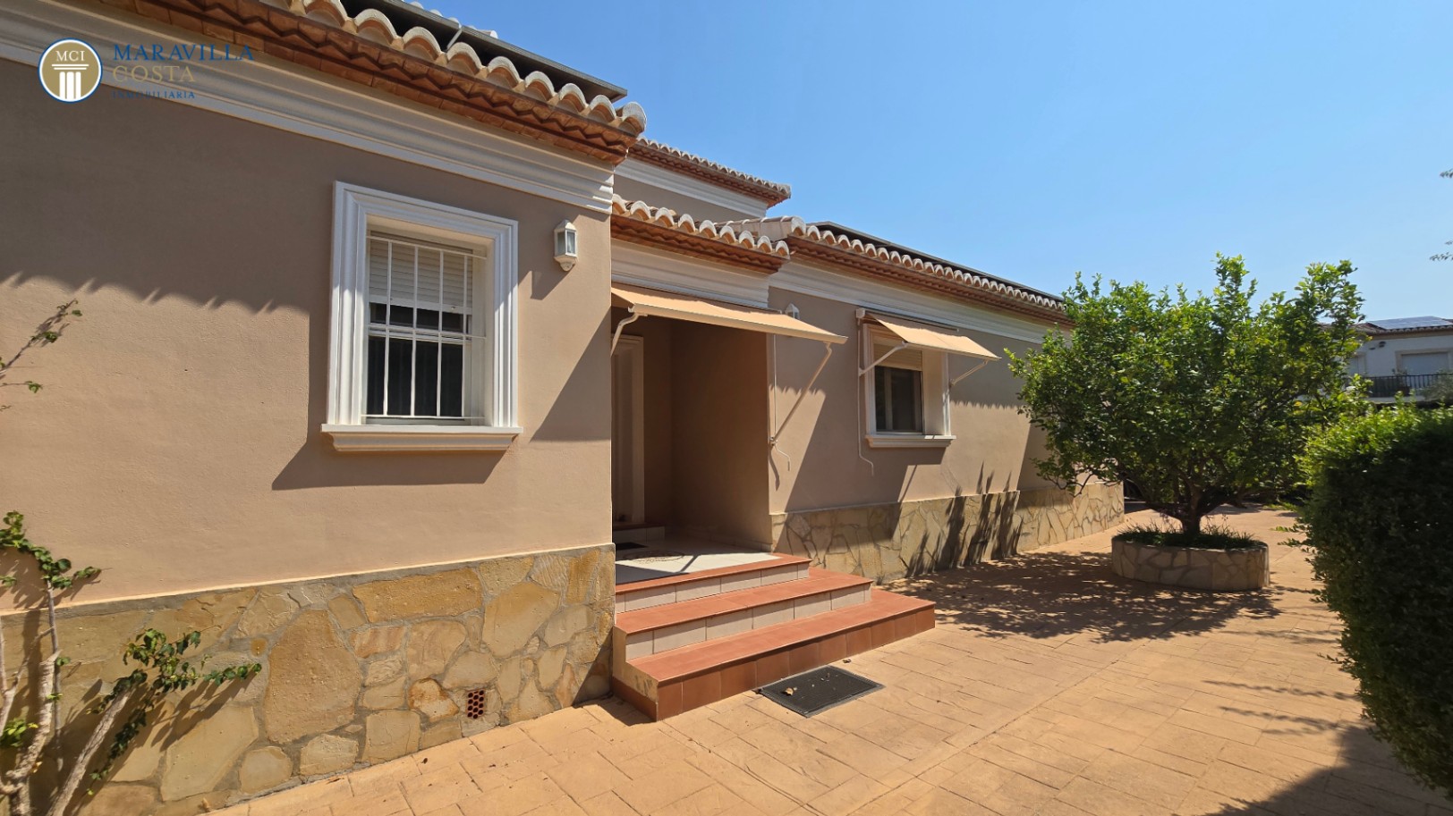 Villa amplia y elegante de estilo mediterráneo
