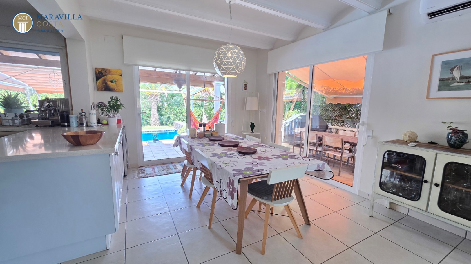 Villa amplia y elegante de estilo mediterráneo
