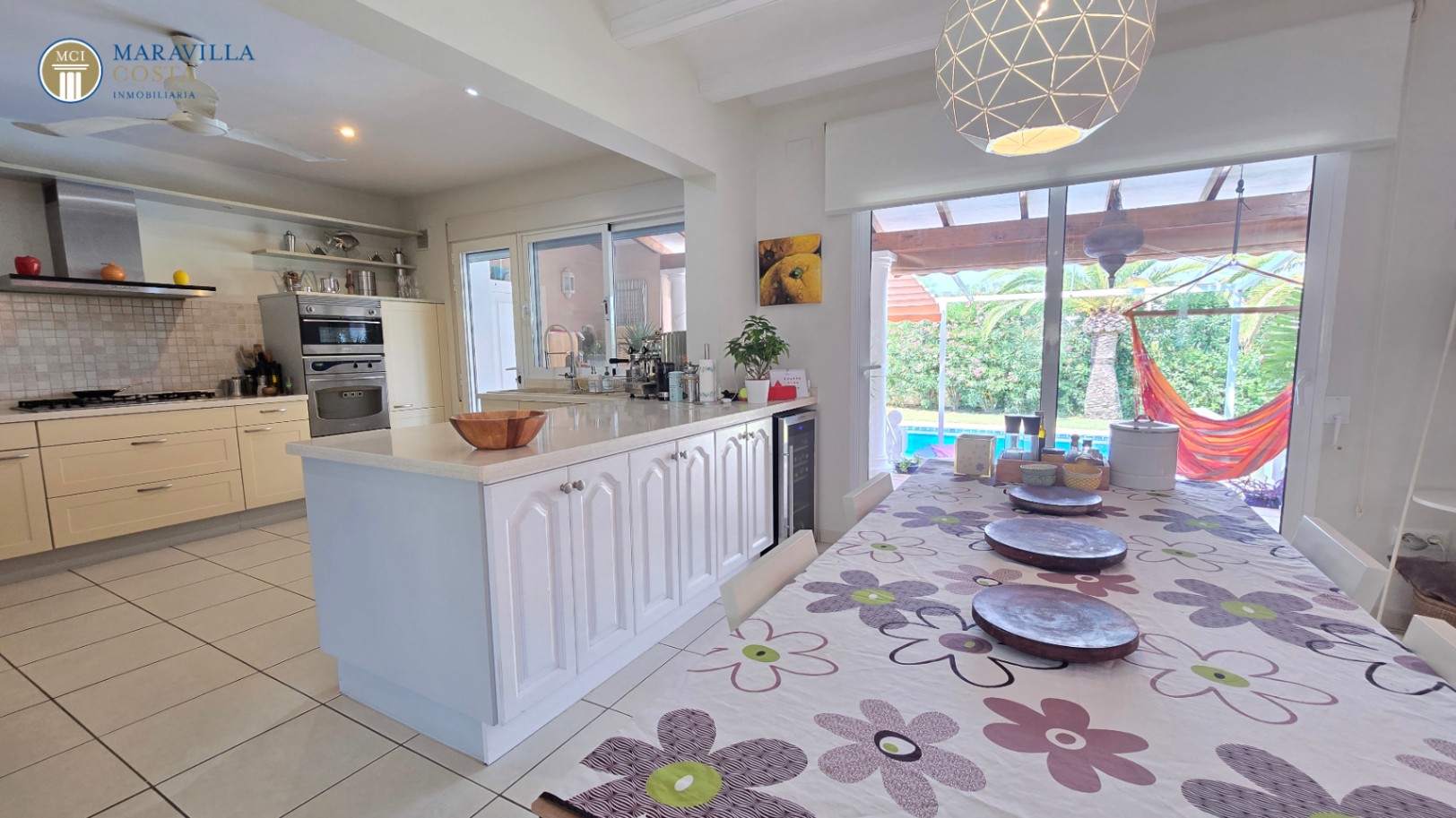 Villa amplia y elegante de estilo mediterráneo